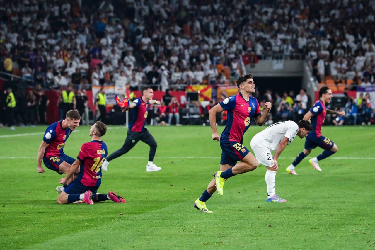FC Barcelona a câștigat derby-ul cu Real Madrid, 4-3. Discuția dintre arbitru și cei din camera VAR la cea mai controversată fază din El Clasico
