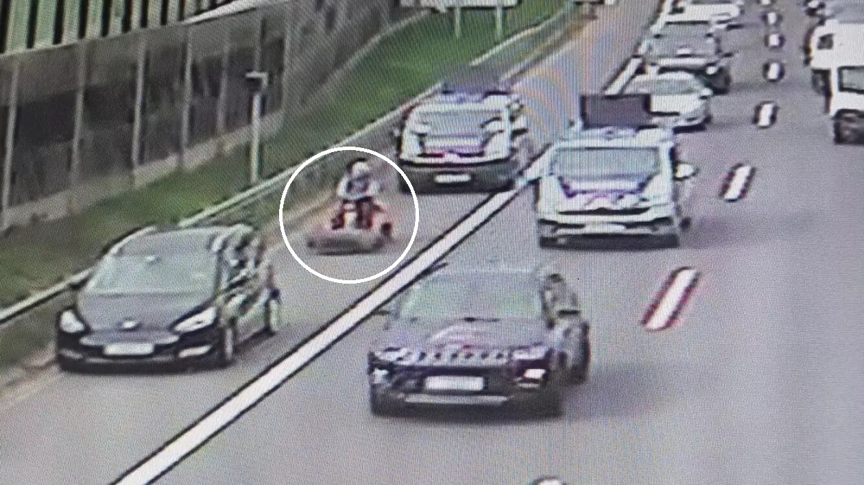 Bătrân surprins pe o autostradă, în timp ce conducea un tractor de tuns iarba. Bărbatul, în vârstă de 84 de ani, a provocat un AMBUTEIAJ considerabil
