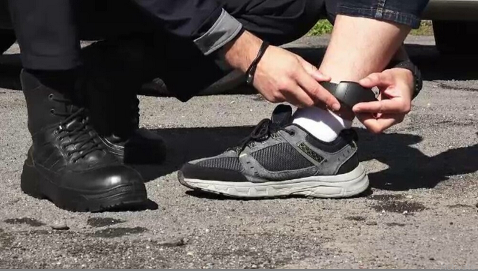 Ce a PĂȚIT un bărbat din Bacău, după ce a vândut telefonul mobil la care era atașată brățara de monitorizare pe care era obligat să o poarte