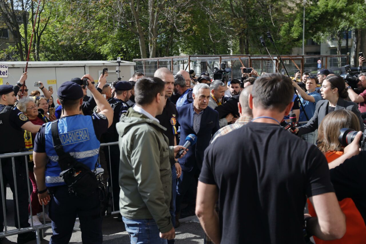 Călin Georgescu a fost la sediul Inspectoratului Județean de Poliție Ilfov, în scandările de susținere ale simpatizanților