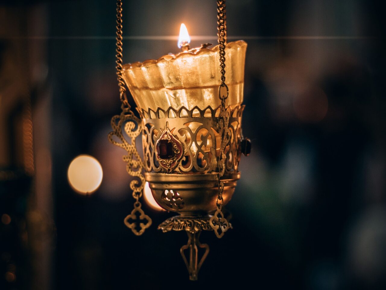 Sfânta Lumină ajunge sâmbătă de la Ierusalim și va fi oferită tuturor eparhiilor Patriarhiei Române