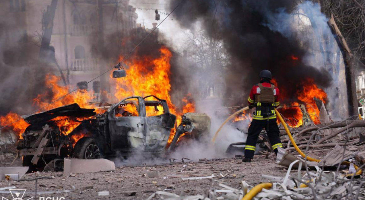 31 de morți, inclusiv 2 copii, după ce rușii au bombardat orașul ucrainean Sumî, chiar în Duminica Floriilor: „Oamenii se îndreptau spre biserică”