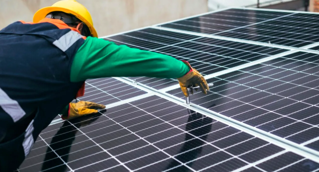 Soarele ia locul cărbunelui. Energia solară propulsează lumea spre o ERĂ electrică curată