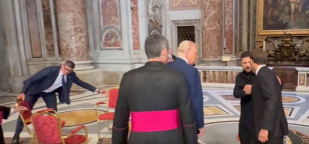 Pentru cine fusese pregătit cel de-al TREILEA scaun de la întâlnirea dintre Trump și Zelenski. Ce s-a întâmplat înainte de discuție