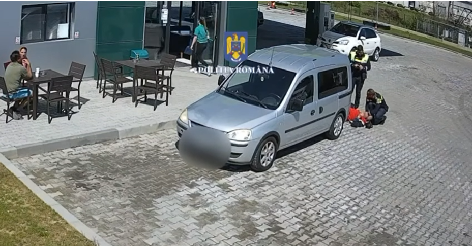 Momentul în care doi polițiști din Argeș SALVEAZĂ viața unui bărbat care a leșinat într-o benzinărie