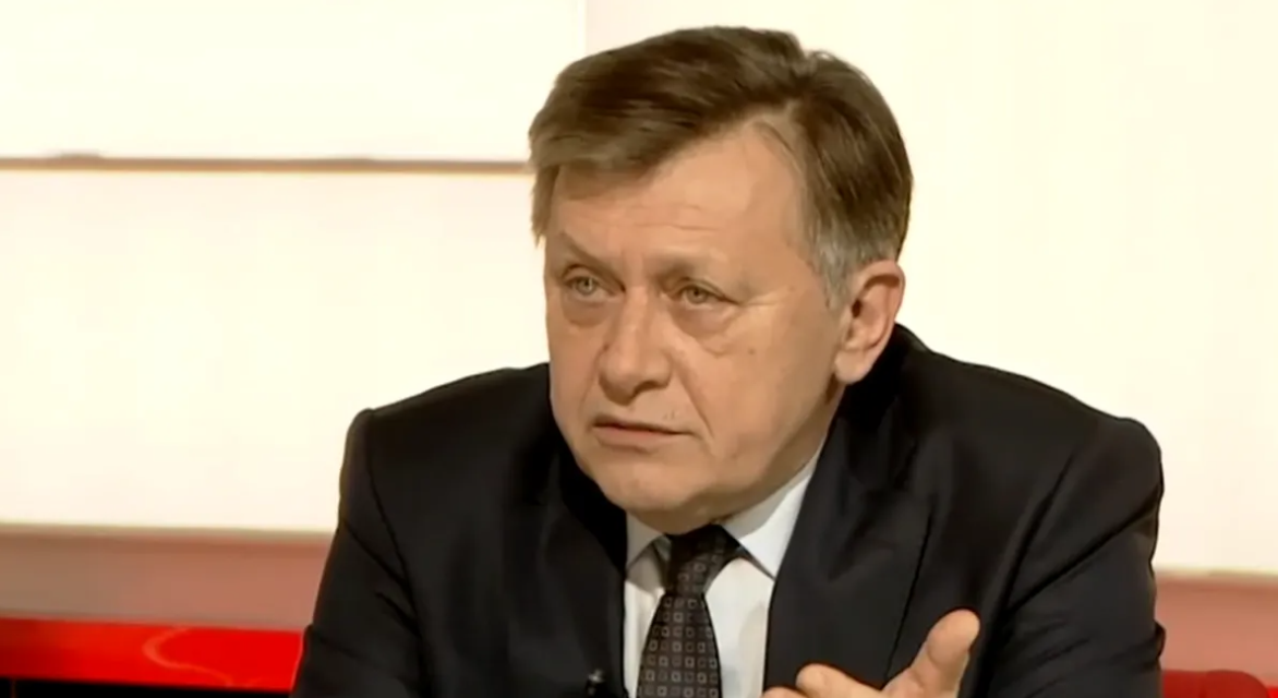 Crin Antonescu, replică pentru Nicușor Dan: „MINȚIȚI! Nu există niciun contract semnat de mine pentru vreo vânzare”