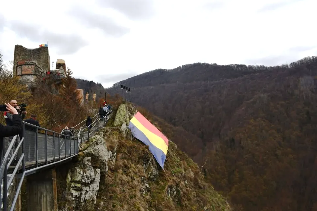 Cel mai important obiectiv turistic din Argeș, ÎNCHIS din cauza urșilor. Cetatea Poienari va fi securizată /  Animalele au rupt gardul electric