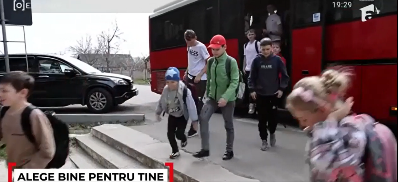 Copiii moldoveni din Transnistria trec „granița” printre ruși înarmați să se școlească în ROMÂNĂ