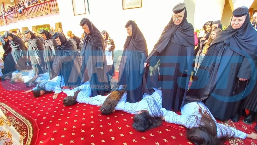 RITUAL. „Tunderea” tinerelor puse la pământ la o biserică din jurisdicția Mitropoliei de la Iași a „încins” rețelele de socializare. Reacția bisericii