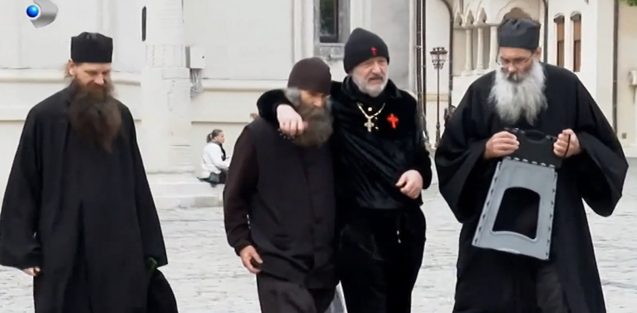 Minune! De Sfântul Gheorghe a plouat cu bani la Patriarhie. Gigi a miruit credincioșii cu bancnote de 100 de lei