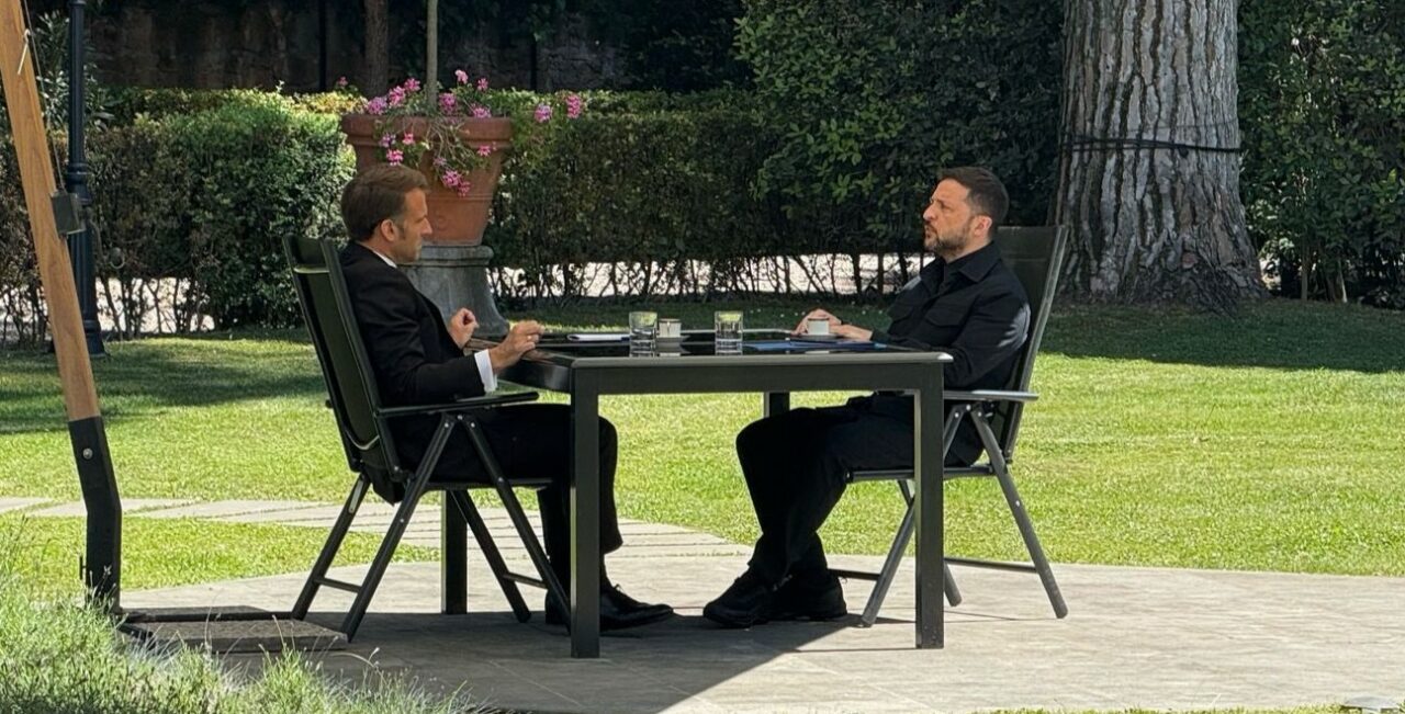 Volodimir Zelenski poartă discuții cu Emmanuel MACRON la Roma, după funeraliile Suveranului Pontif. Anunțul ministrului de Externe ucrainean