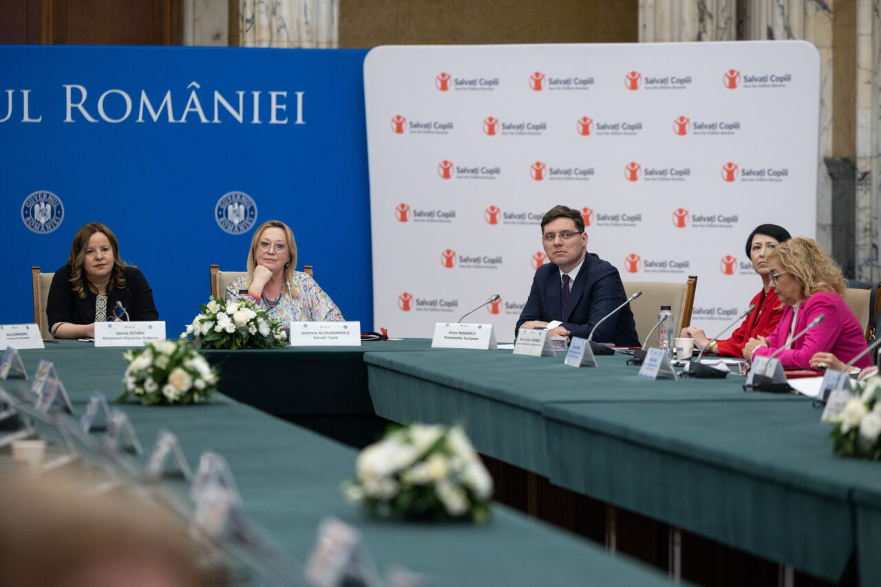 Peste jumătate de milion de copii au cel puțin un părinte plecat din țară. Guvernul caută soluții