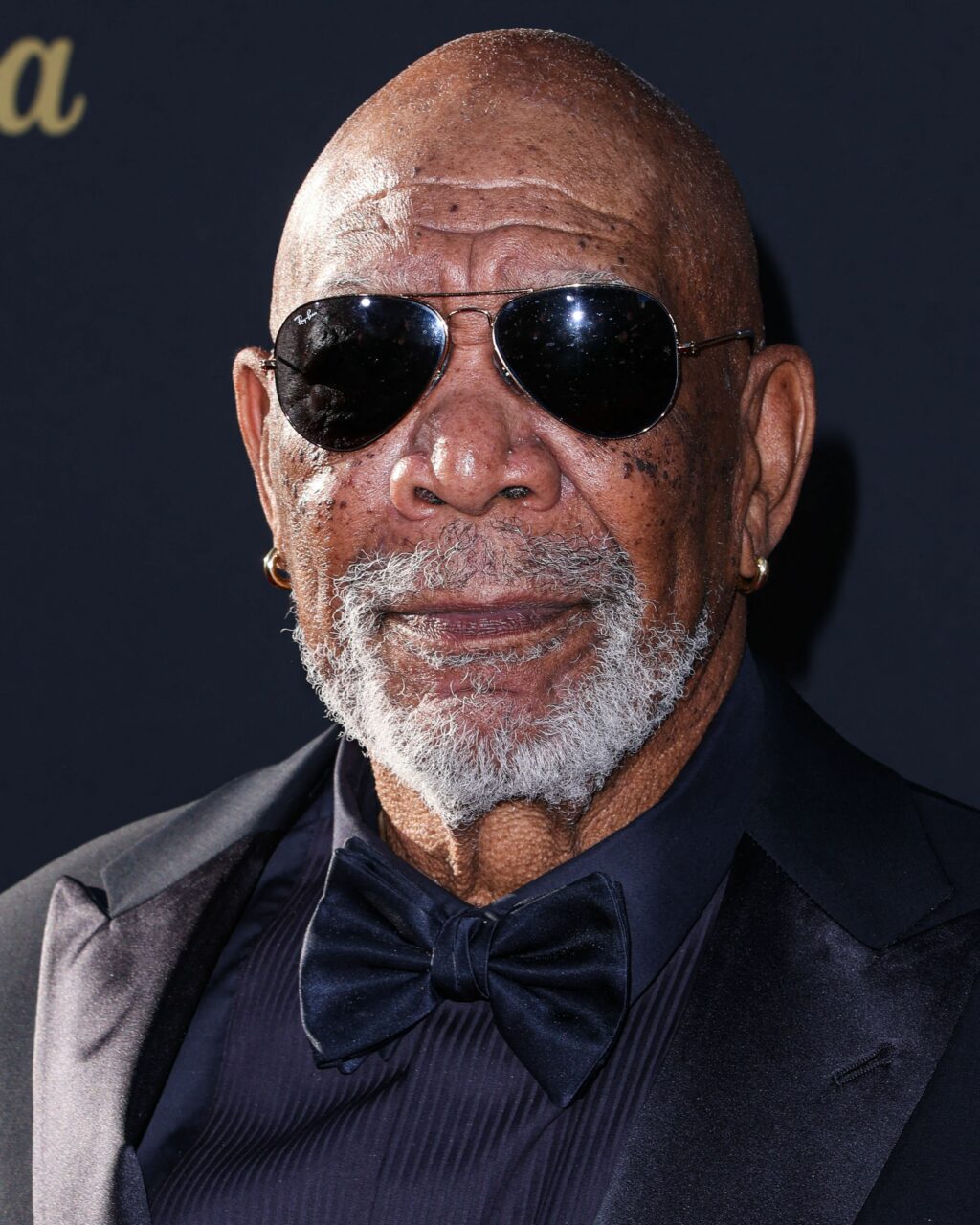 Motivul pentru care Morgan Freeman poartă mereu cercei din aur. Actorul îi poartă de la 35 de ani