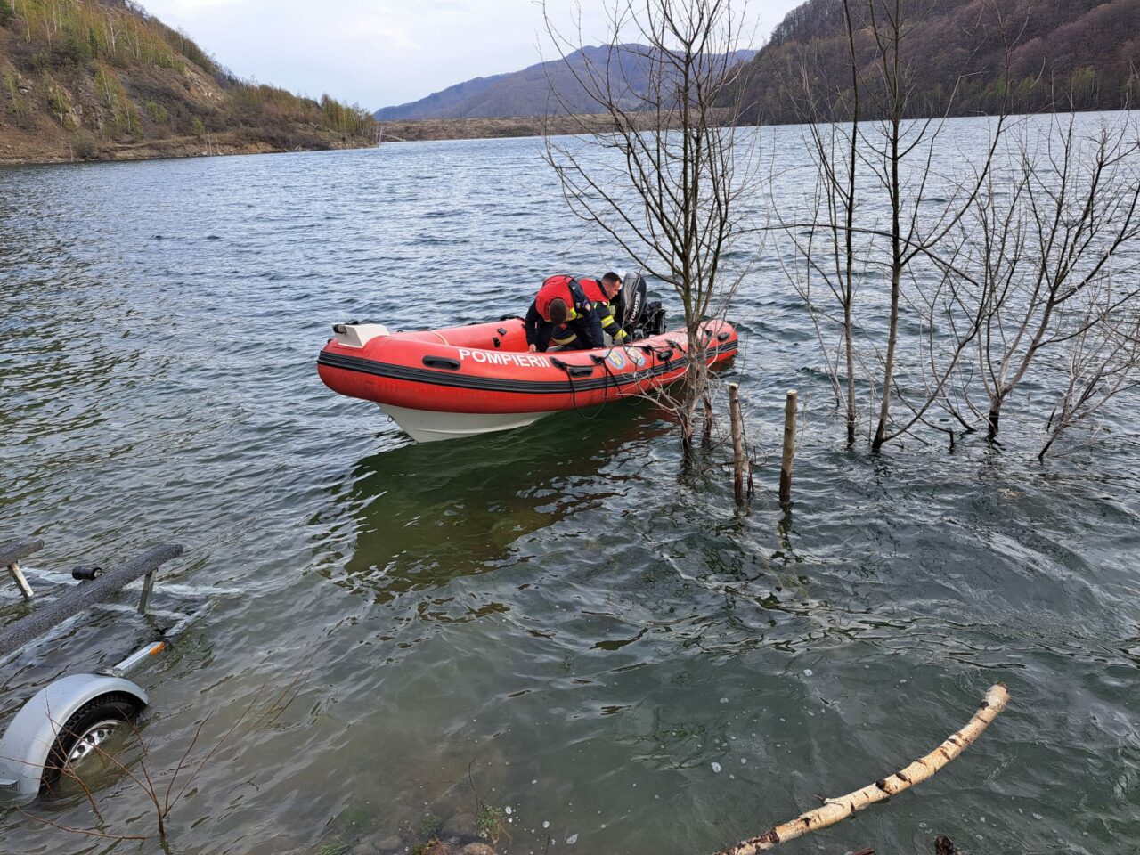 Pompierul dat DISPĂRUT în lacul Siriu a fost găsit mort, după 24 de ore de căutări