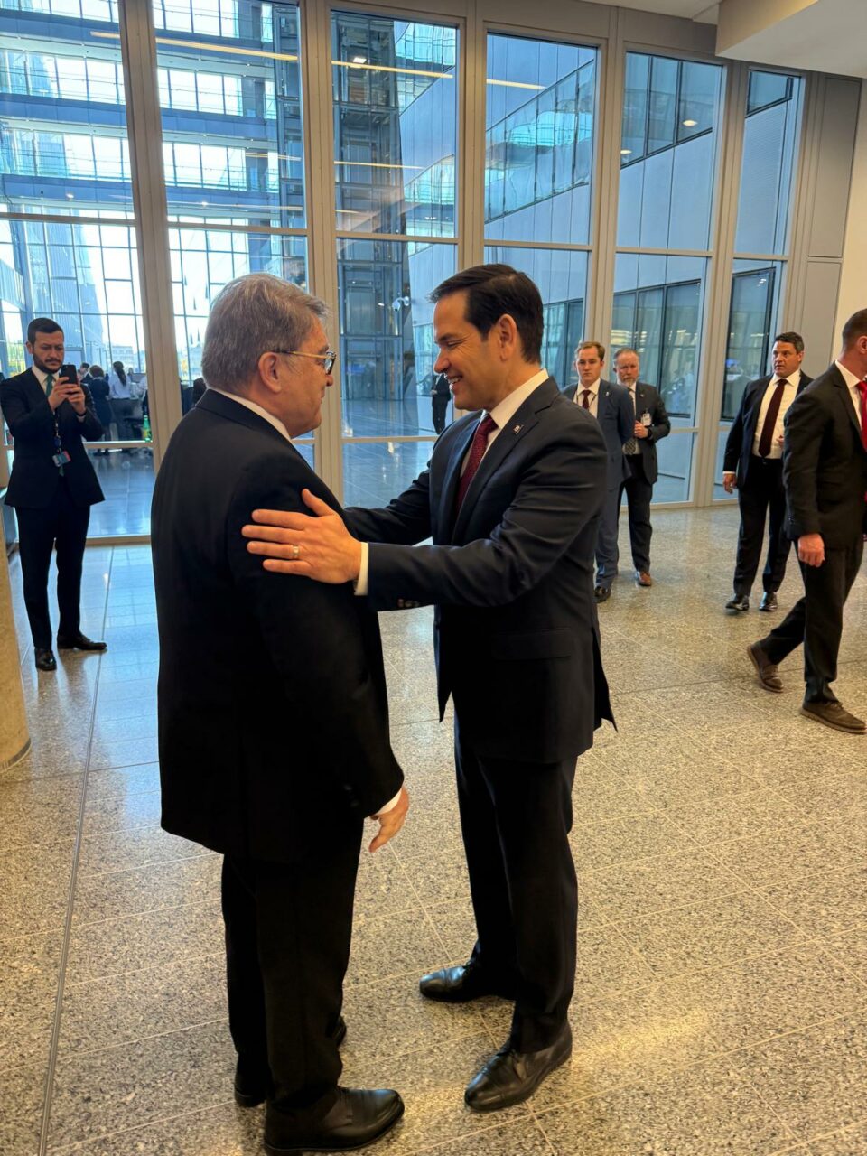Emil Hurezeanu nu se lasă. După gafa cu Richard Grenell, acum l-a prins într-o „ambuscadă” pe hol pe Marco Rubio