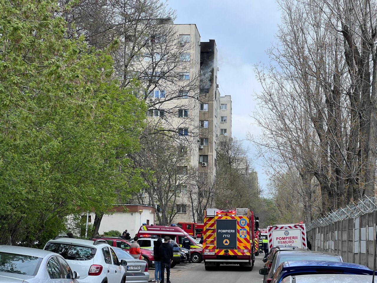 INCENDIU într-un bloc din Capitală. 50 de persoane au fost evacuate. Două persoane sunt transportate la spital