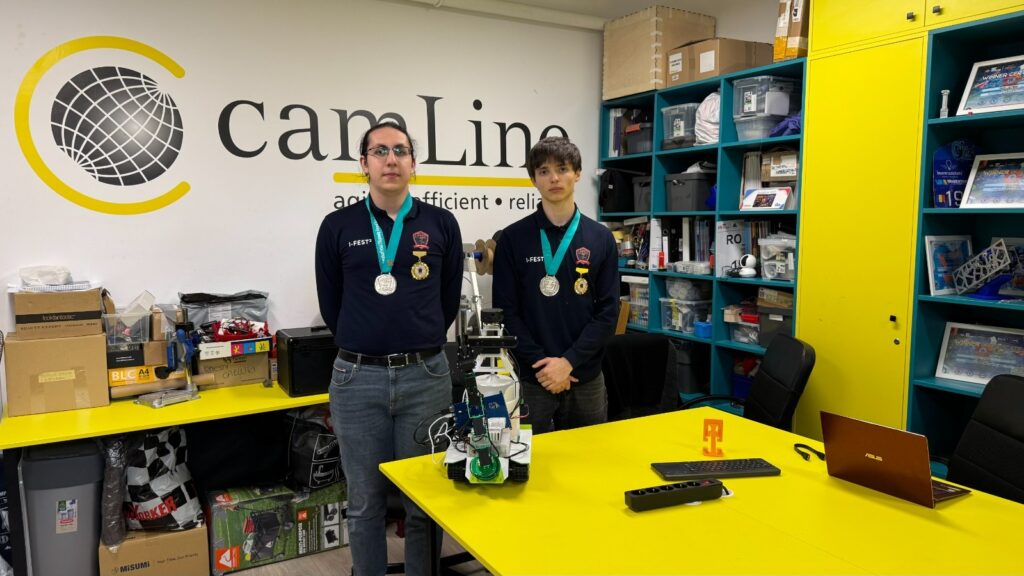 Doi elevi de la liceul „Grigore Moisil” din Iași au inventat ROBOTUL care colectează deșeuri. Premiați la competiția internațională din Tunisia