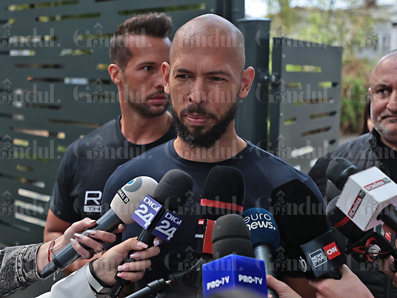 Frații TATE au ajuns AZI la Poliția din Voluntari. Andrew Tate: „Îmi place România. S-ar putea să rămân aici pentru o vreme”