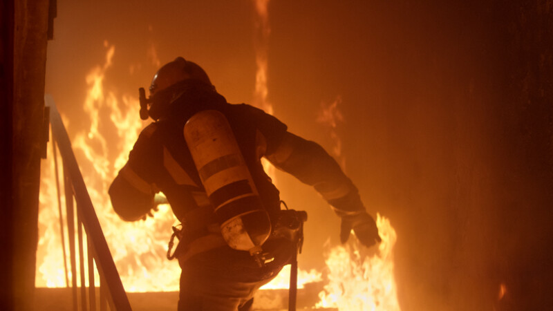 Arde o PENSIUNE în Dâmbovița. Trafic blocat pe DN71 pentru intervenția pompierilor