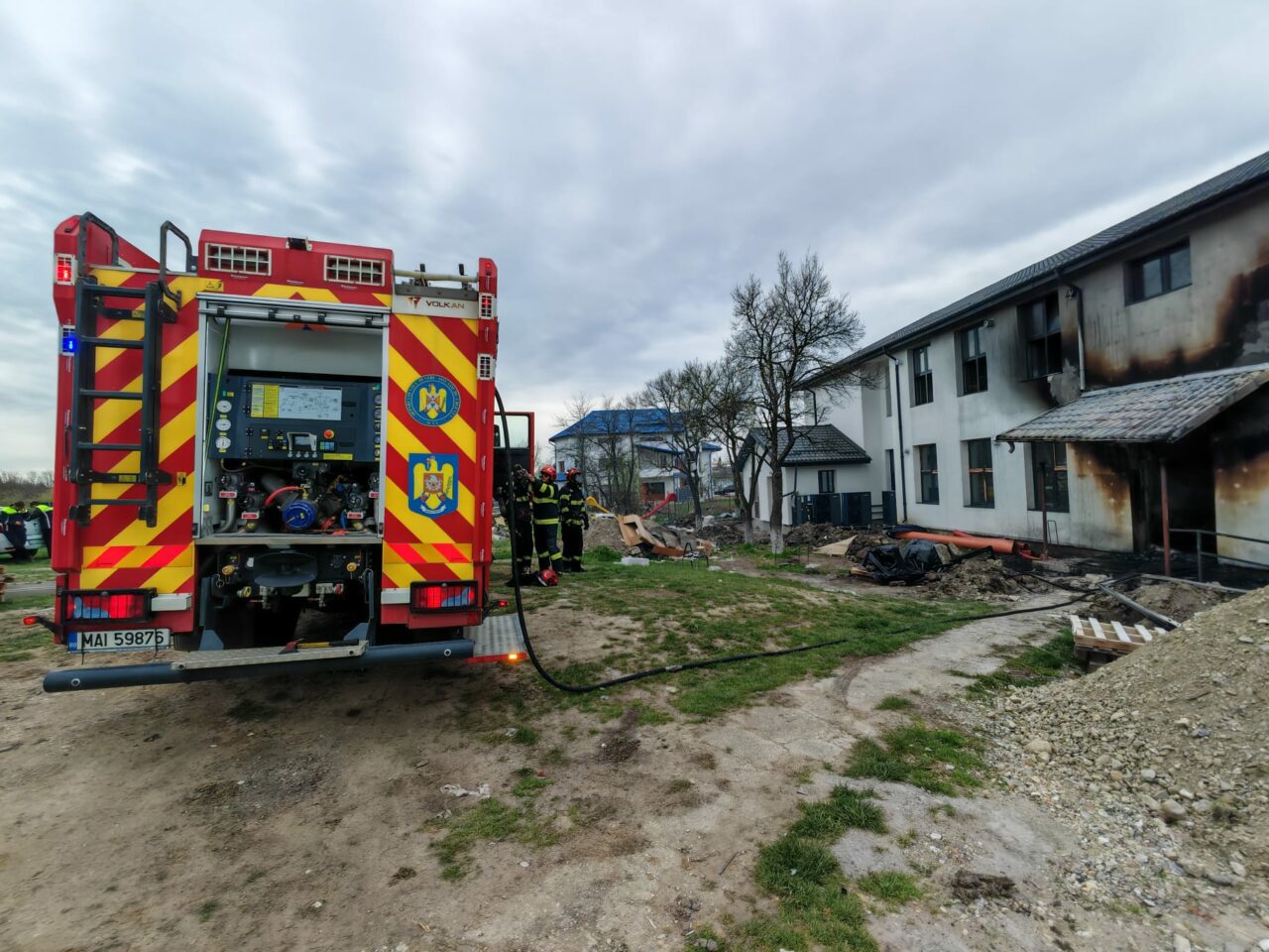 INCENDIU izbucnit la o școală din localitatea Valea Mare, în județul Vâlcea. Un muncitor a suferit arsuri la față
