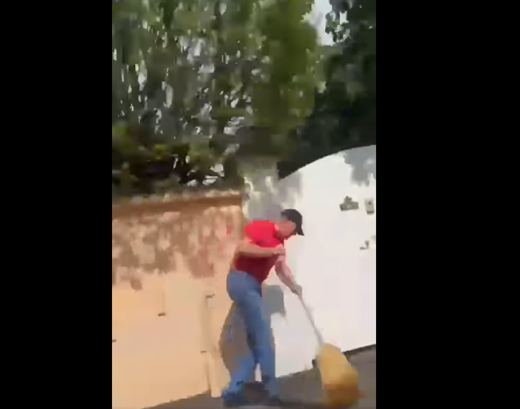 De când nu mai are cui să-i arunce paltonul pe mașină, Klaus Iohannis își mătură singur trotuarul din fața casei
