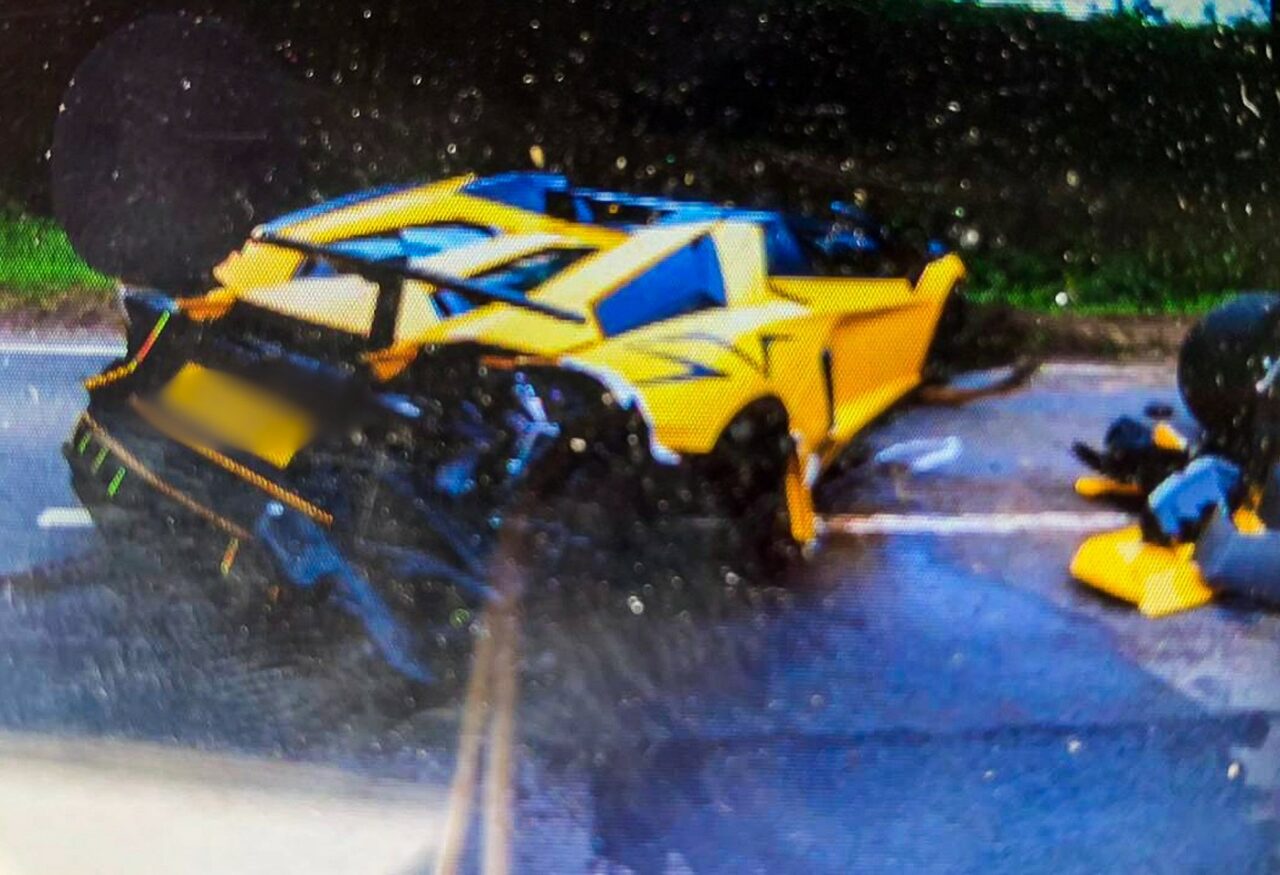 Lamborghini de 200.000 euro, distrus într-un accident după ce șoferul de 83 ani gonise la o viteză de 180 km/oră