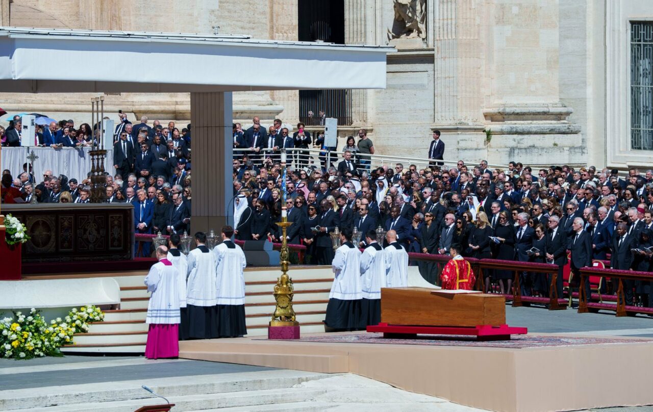 Premierul Marcel Ciolacu, după participarea la funeraliile Papei Francisc: „Ne-am luat rămas bun de la un pastor și un LIDER”