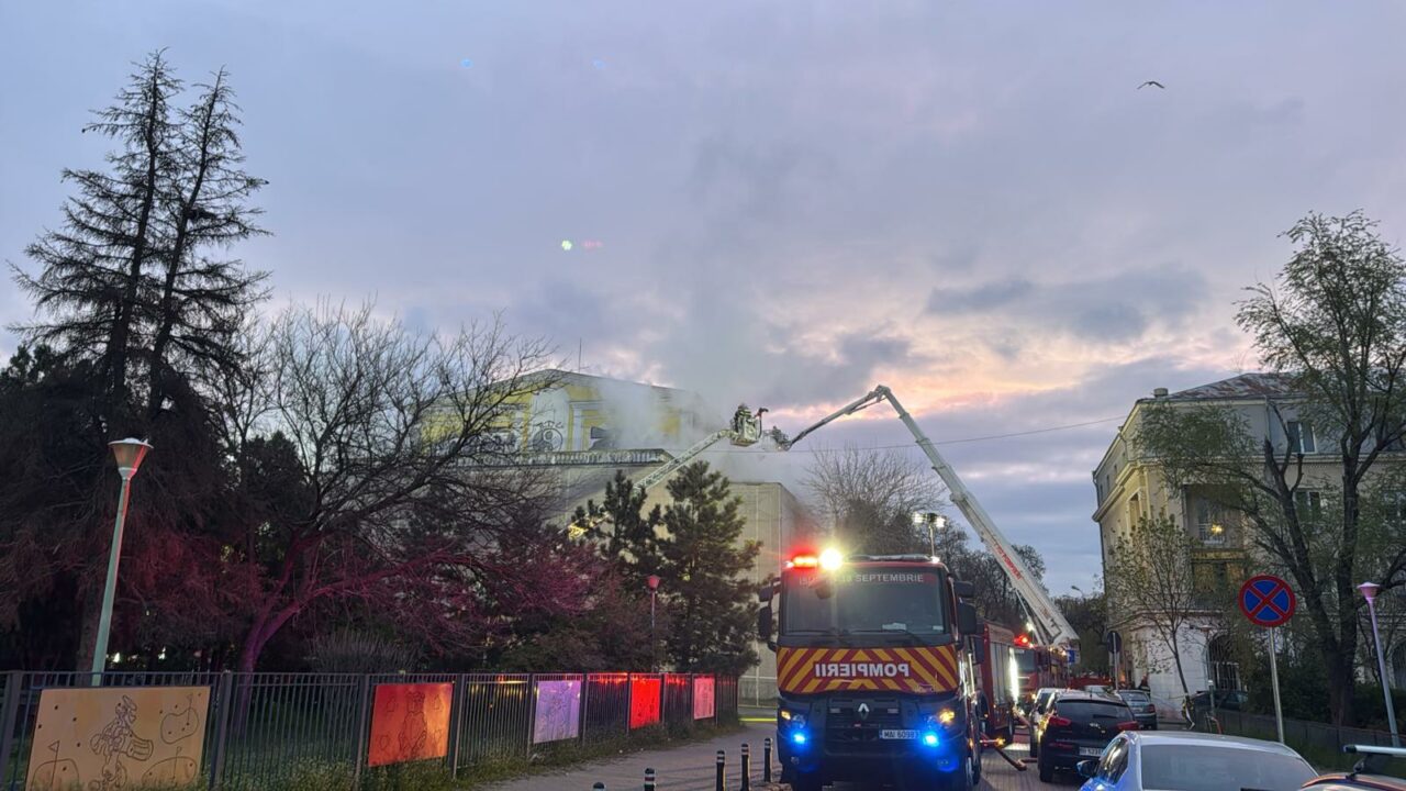 Incendiu la Teatrul Masca din București. Pompierii fac verificări la acoperiș