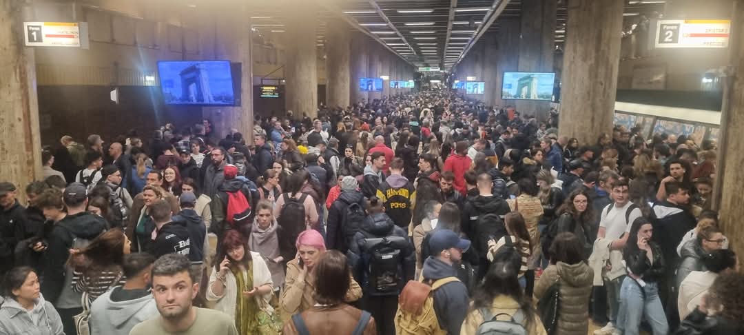 O minoră de 15 ani s-a ARUNCAT în fața metroului, în stația Eroilor. Echipajele de prim-ajutor au intervenit de urgență la fața locului