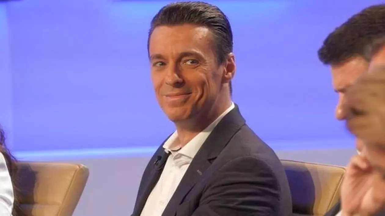 Ce a pățit Mircea Badea după ce a comandat trei iaurturi online: „Nu mai comand nimic fără ochelari”
