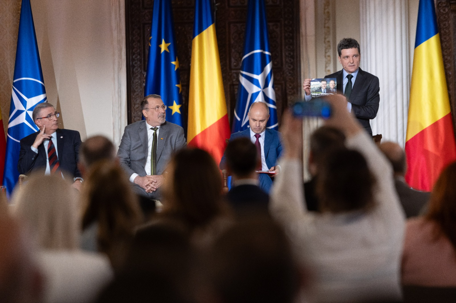 Nicușor Dan acuză distribuirea pliantelor false cu Iohannis