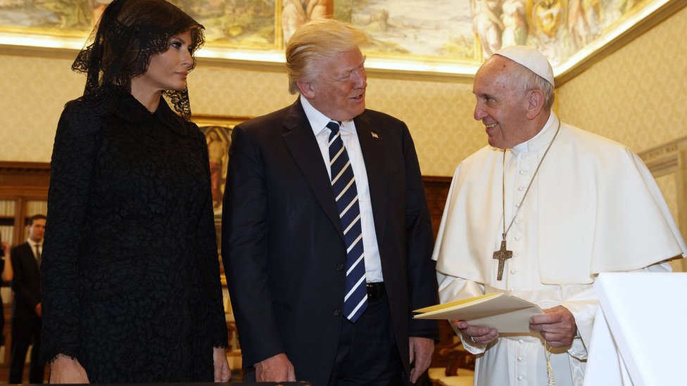 Actualul și fostul șef de la Casa Albă, omagiu adus suveranului pontif. „Odihnește-te în pace, papa Francisc”
