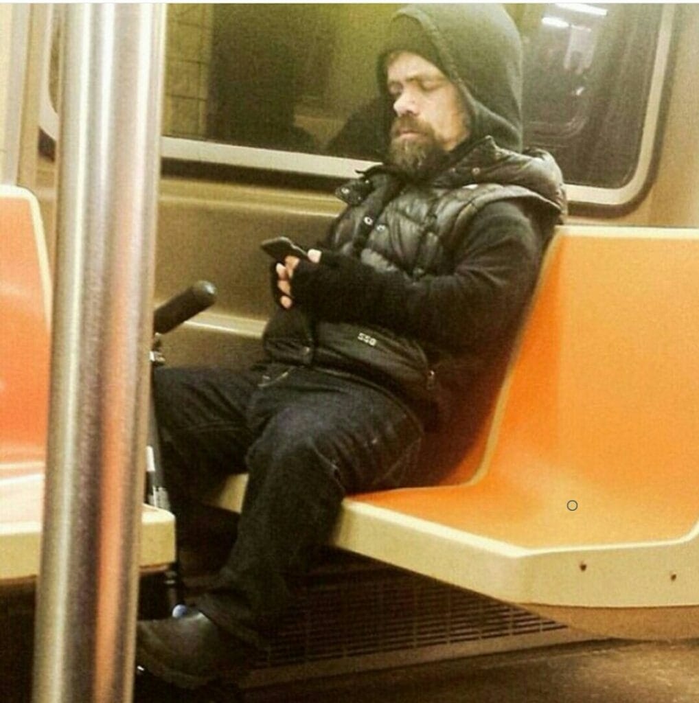 Vedete fără fițe. Circulă cu metroul, ca oamenii obișnuiți