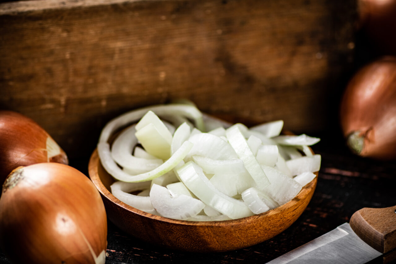 Cel mai eficient truc pentru a scăpa de mirosul de CEAPĂ călită. Ce ingrediente se pun la fiert, pe aragaz