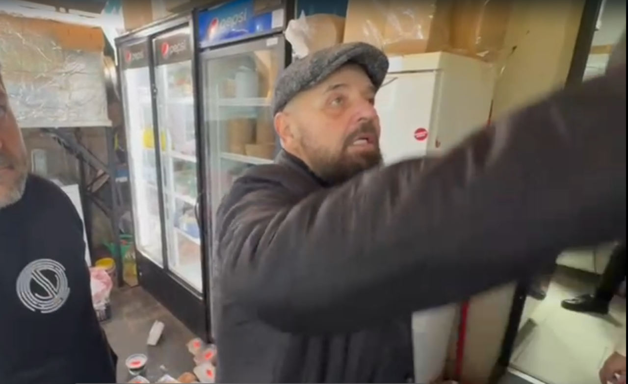 Piedone a găsit „produse periculoase” într-un magazin cu haine SH. S-a confiscat peste o tonă de haine