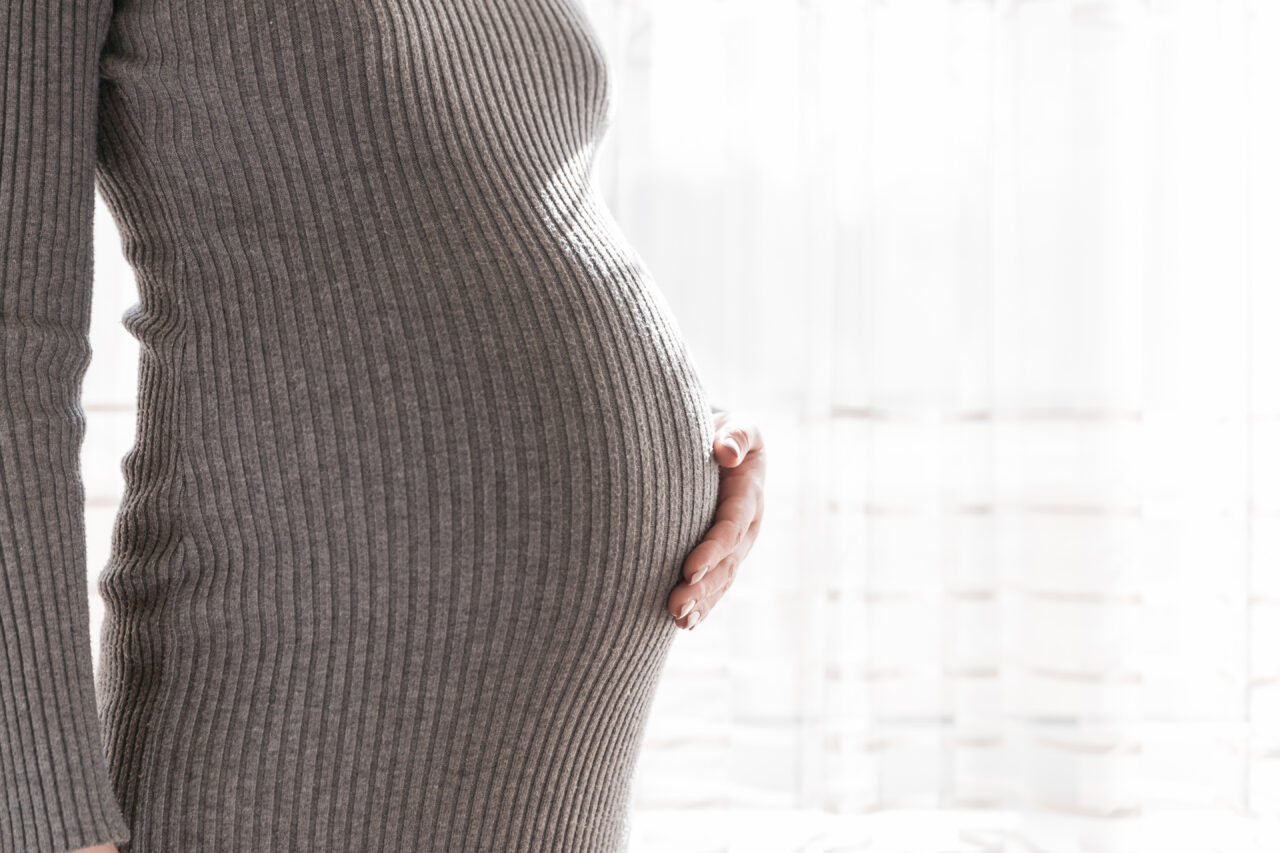 Gravidă din Iași, trimisă acasă după ce a stat 30 de ore nemâncată ca să intre în cezariană. REACȚIA maternităţii