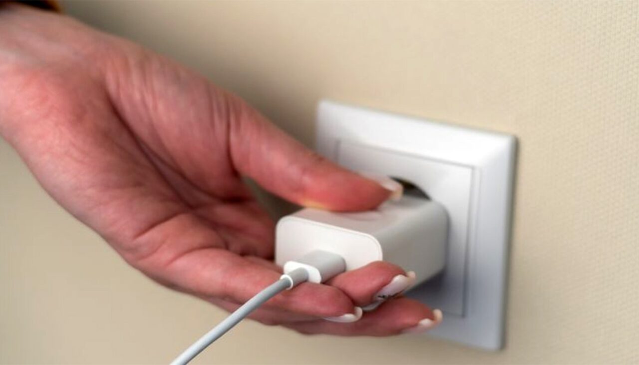 Ce se întâmplă dacă lași încărcătorul în priză, fără a fi conectat la telefon. Care sunt pericolele