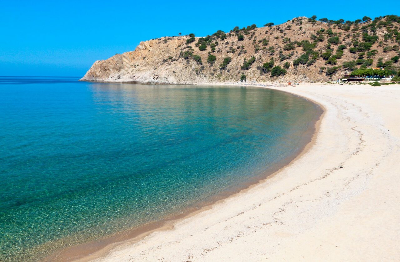 INSULA din Grecia cu plaje sălbatice idilice despre care puțini români au auzit. E mai ieftină decât Mykonos sau Santorini