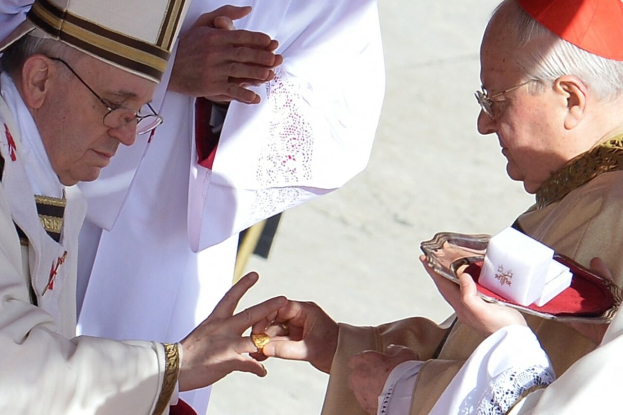 Adevăratul motiv pentru care INELUL pe care Papa Francisc l-a purtat în perioada pontificatului va fi distrus
