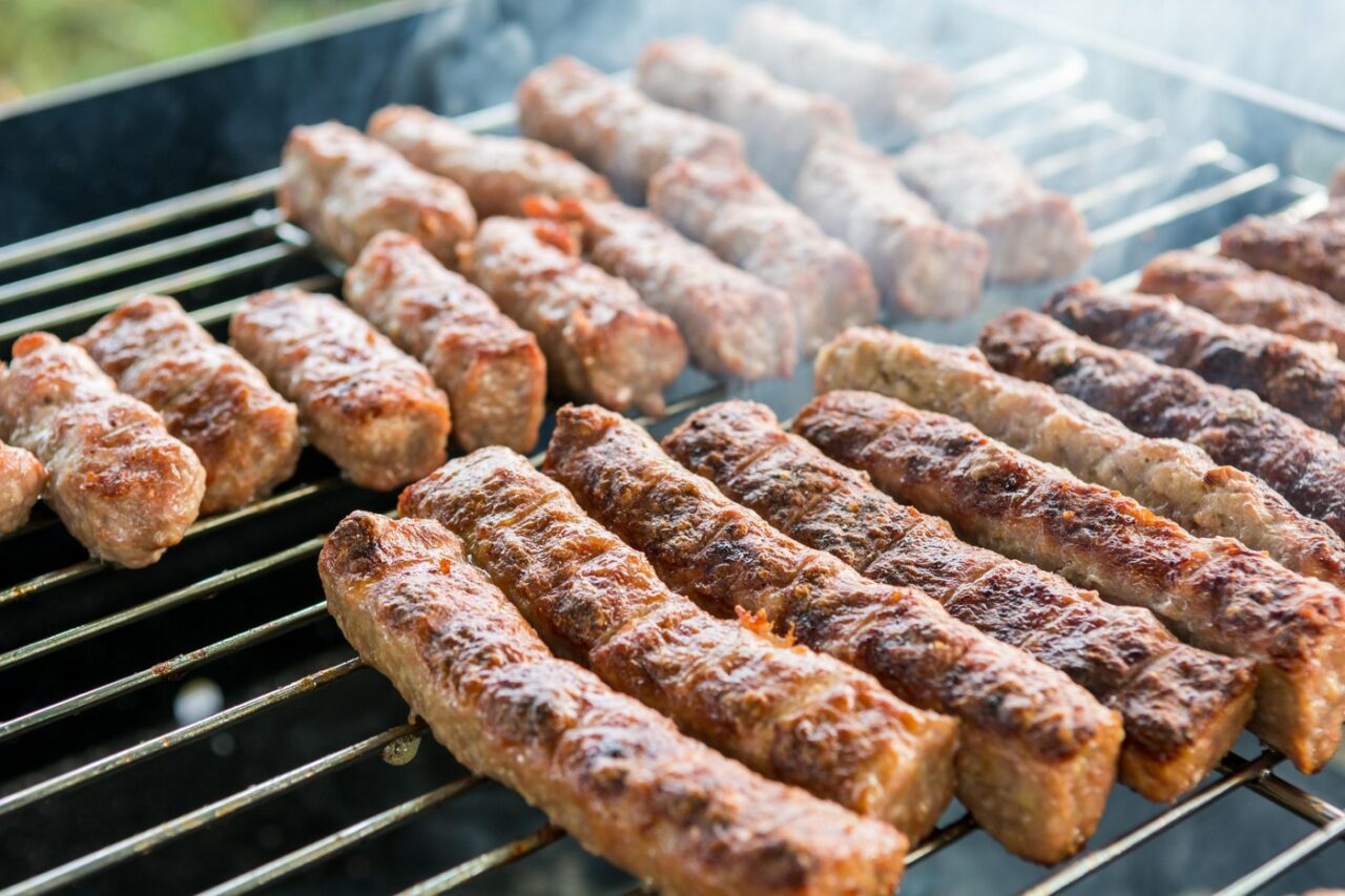 1 Mai cu mici și bere. Recomandări de la ANPC pentru a evita intoxicațiile alimentare