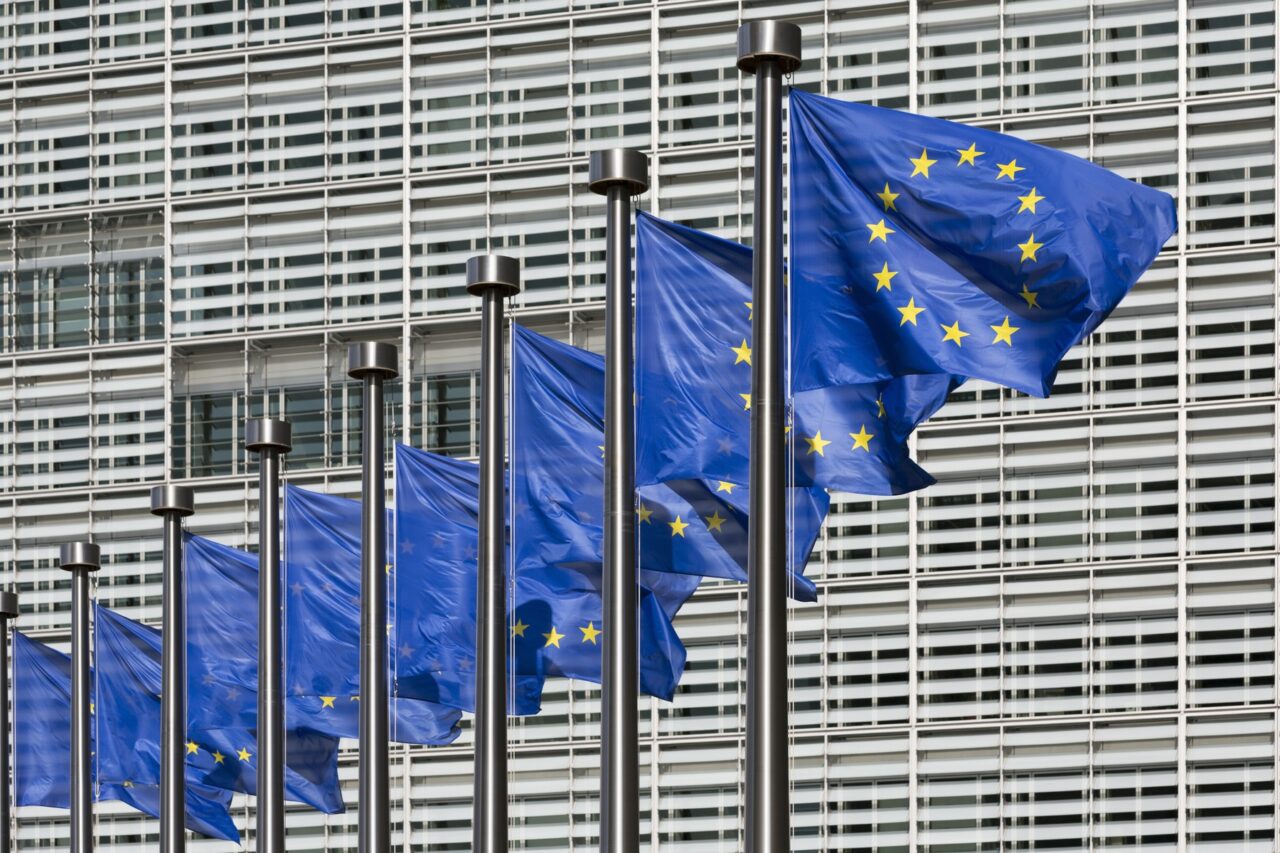 Comisia Europeană aplică AMENZI de sute de milioane de euro producătorilor auto, printre care Renault și Volkswagen