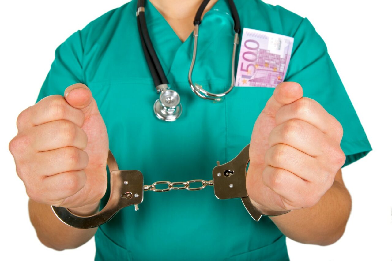 Medicul de la Spitalul de Recuperare din Iași, prins vânzând DROGURI, implicat într-un al doilea dosar penal pentru stupefiante