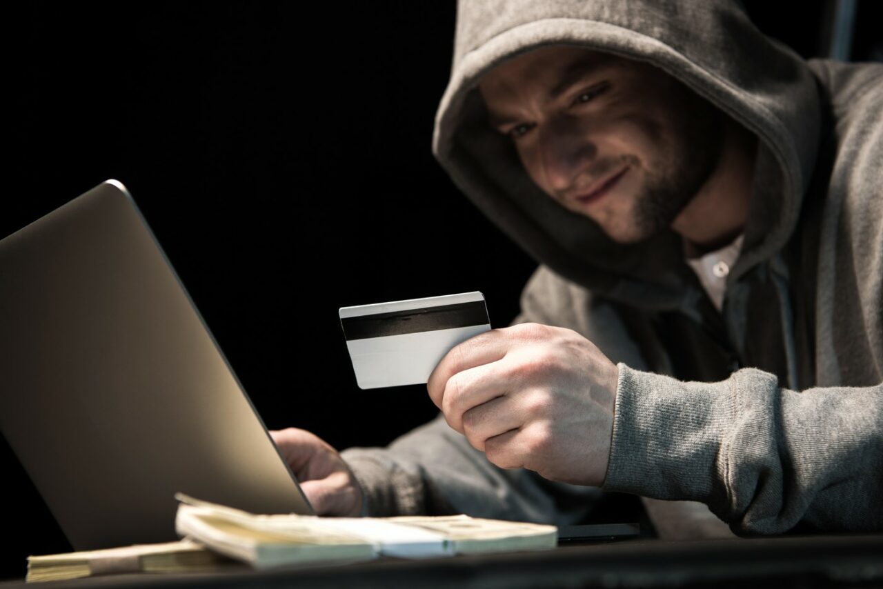 Noua ESCROCHERIE care te lasă fără bani în cont în câteva minute. Metoda de fraudă face tot mai multe victime în România