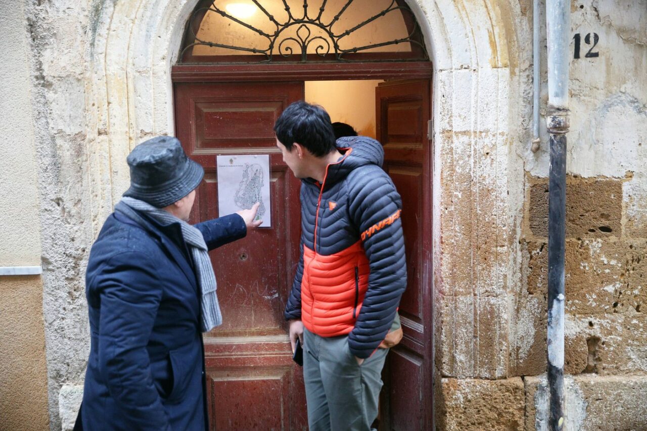 Metoda prin care doi tineri au reușit să cumpere o CASĂ de vis în Sicilia aproape gratuit. De ce au evitat programul „Case la 1 euro”
