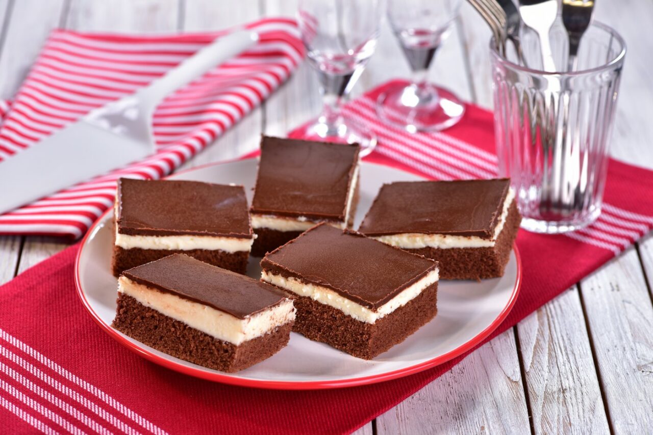 Rețeta de tort Kinder fără coacere. Desertul perfect și rapid pentru orice ocazie