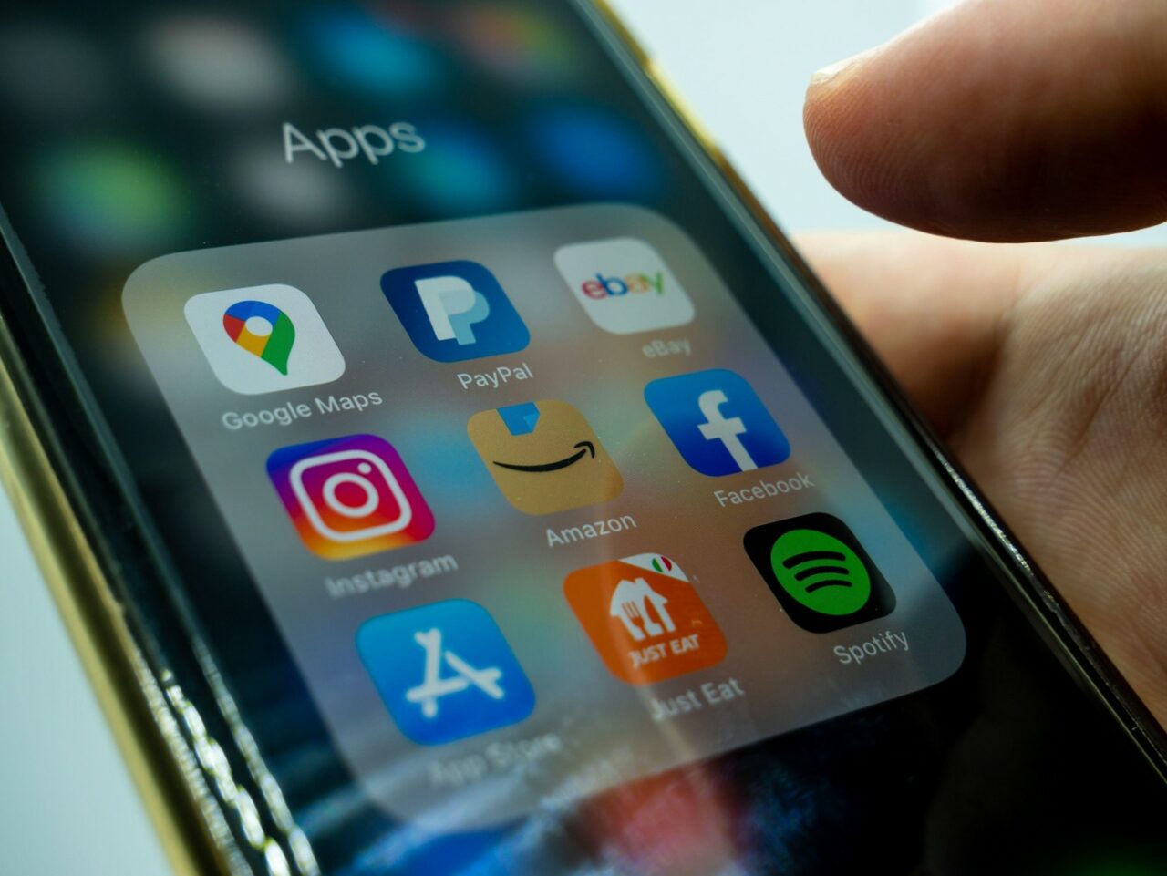 5 aplicații populare care îți SPIONEAZĂ fiecare pas. Ce trebuie să ștergi urgent din telefon