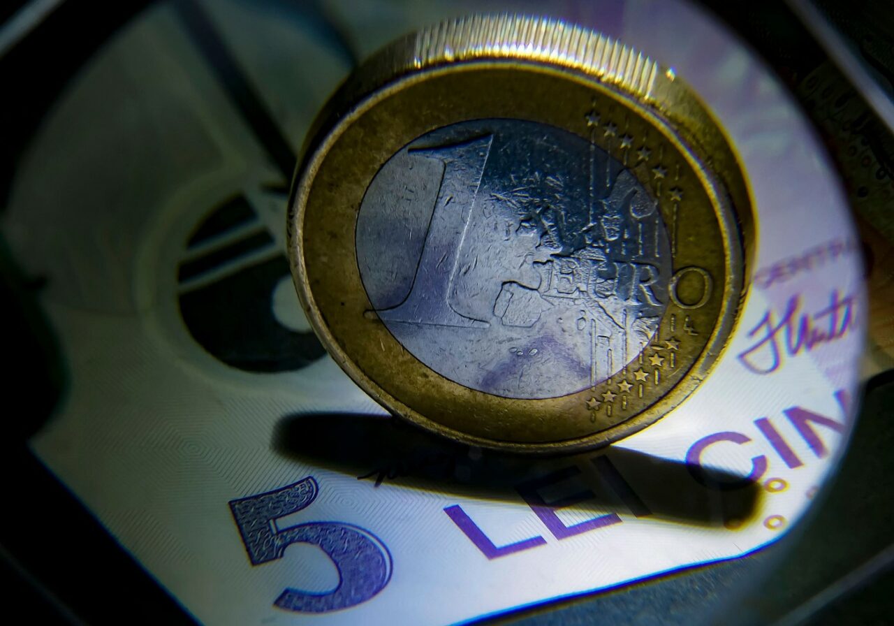 Românii își retrag ECONOMIILE din bănci și investesc în titlurile de stat. Ce câștiguri oferă Programul Tezaur?