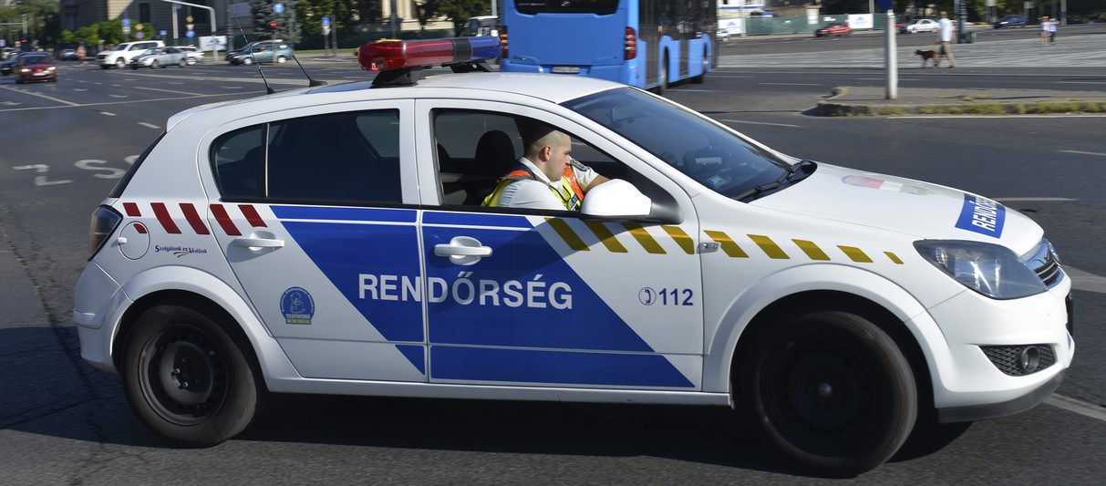 Doi români din Ungaria au fost reținuți, după ce au agresat un bărbat evreu. L-au scuipat și i-au adresat injurii din cauza religiei sale