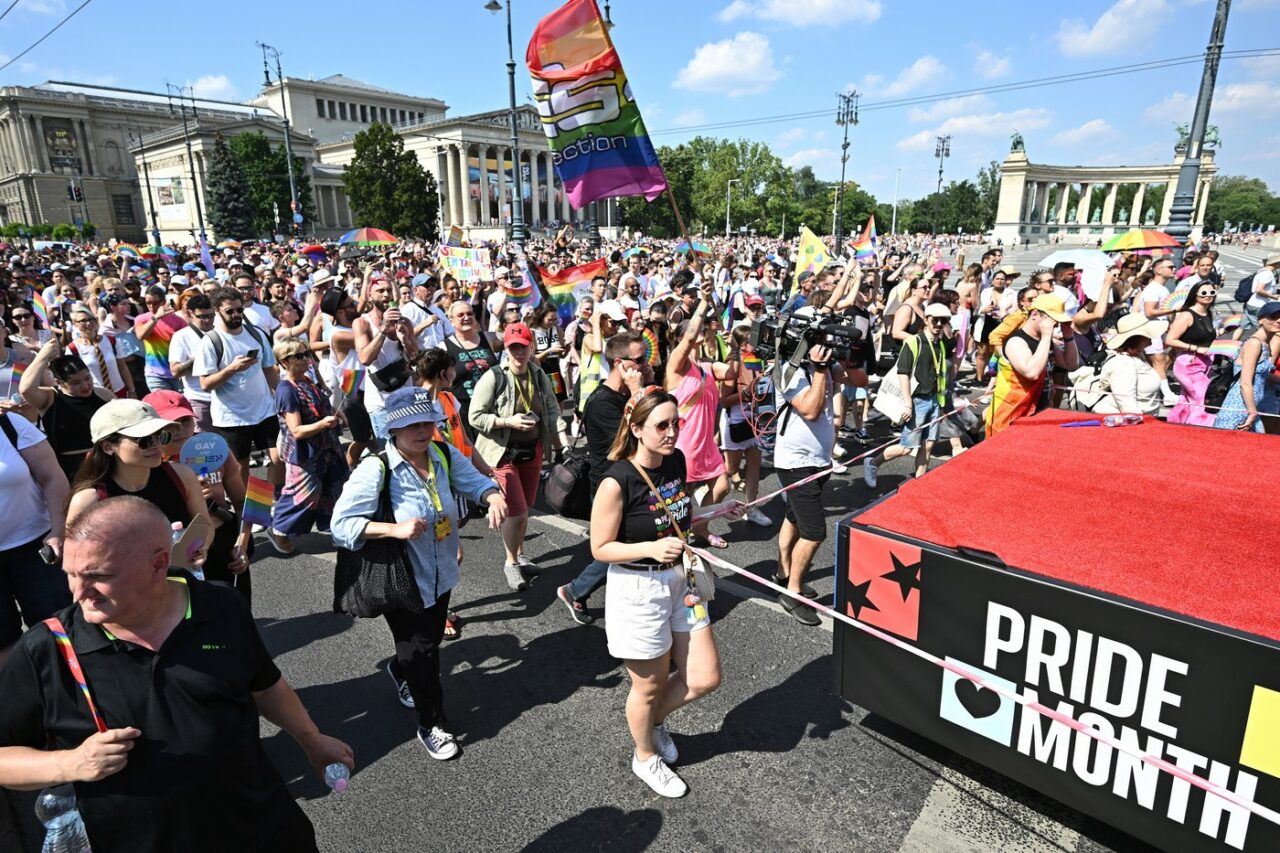 Proteste cu mii de oameni la Budapesta, împotriva legii care interzice parada LGTBQ+: „Oamenii încep să se trezească”