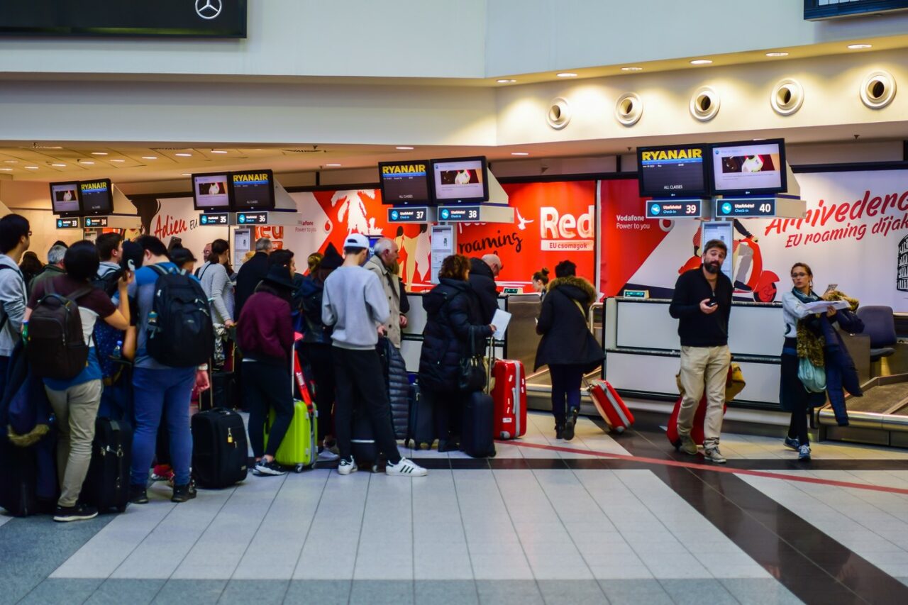 Dosare penale pentru CONTRABANDĂ la Aeroportul Iași. Ce au găsit vameșii la pasagerii pe cursa Istanbul pe culoarul „Nimic de declarat”